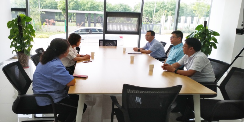 高陵戋戋委副书记走访尊龙凯时人生就是搏科技慰问高条理人才