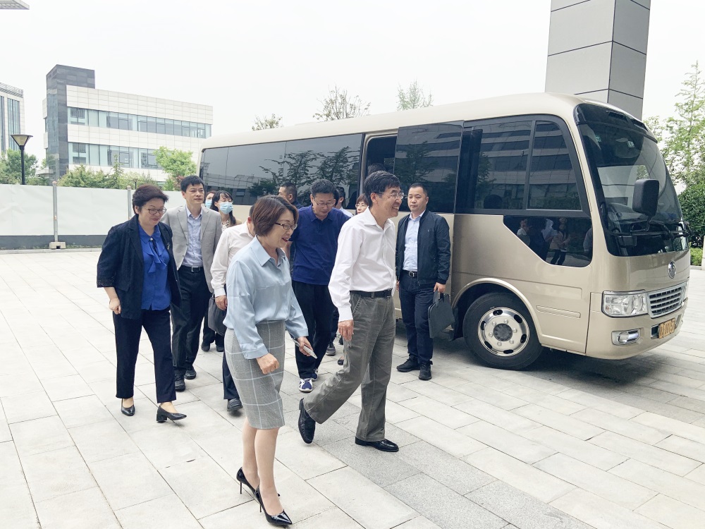 国务院生长研究中心向导莅临尊龙凯时人生就是搏科技调研