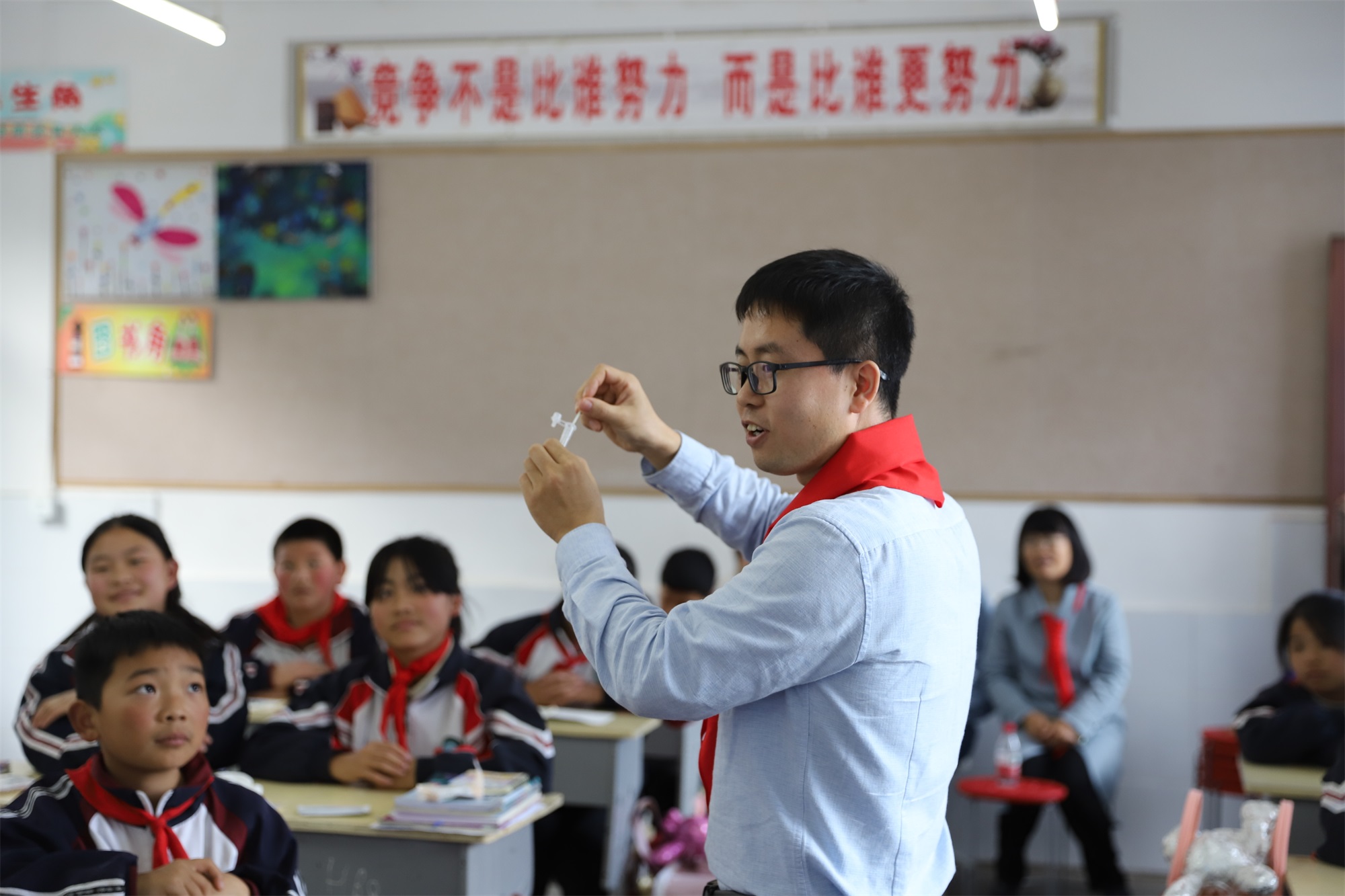 尊龙凯时人生就是搏科技·博士课堂 关爱乡村儿童爱心科普进校园公益运动圆满完成